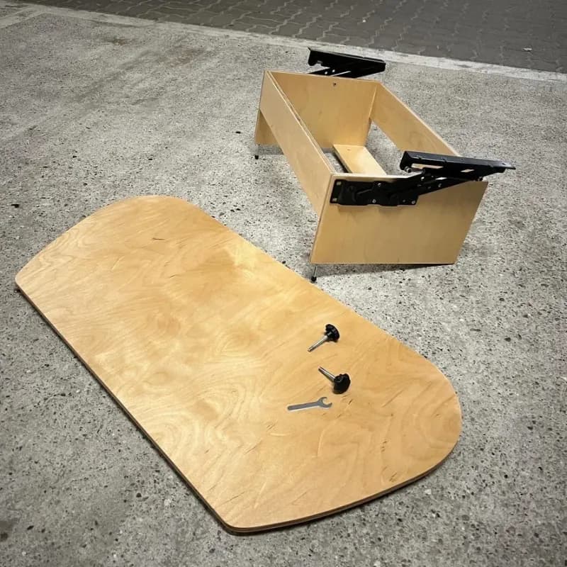 Stapel verpackter Frunkly-Tische versandbereit