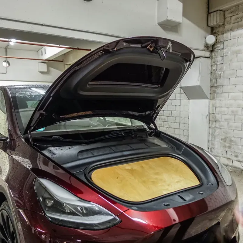 Frunkly-Tisch mit Campingzubehör präsentiert