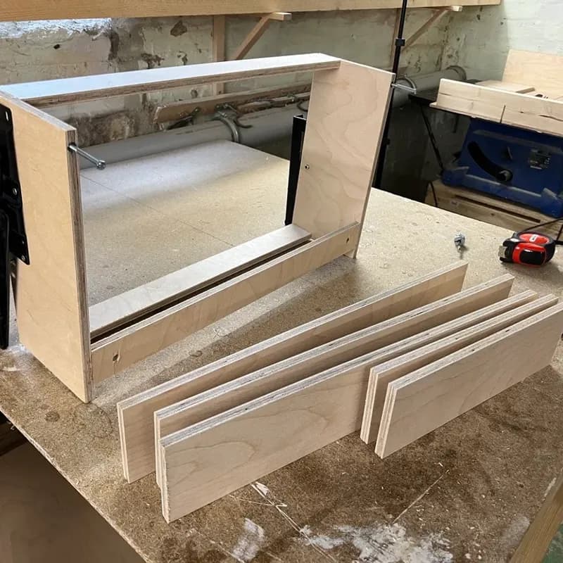 Planung der Tischplattenmaße auf Papier