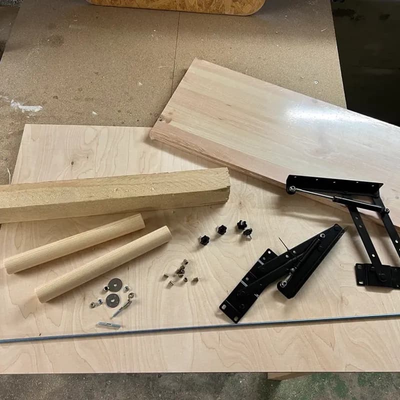 Holztischteile für den ersten Prototypen ausgelegt