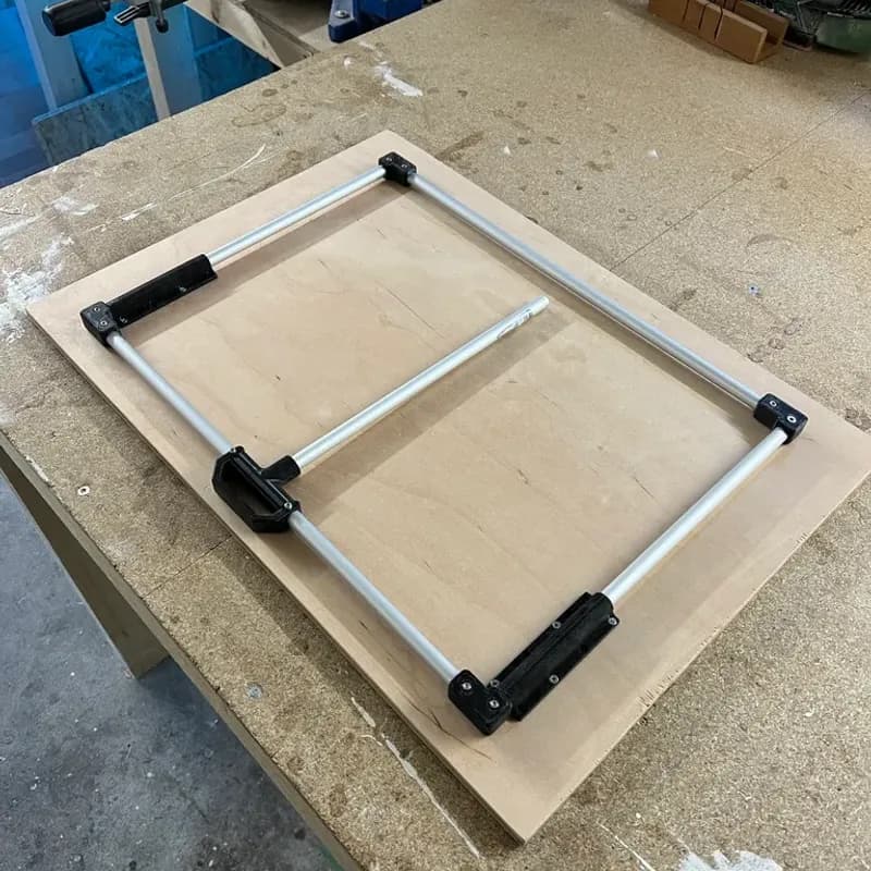 Verschiedene Prototyp-Scharniere werden getestet