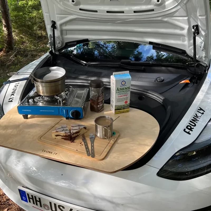 Frunkly-Tisch an norwegischem Aussichtspunkt aufgebaut