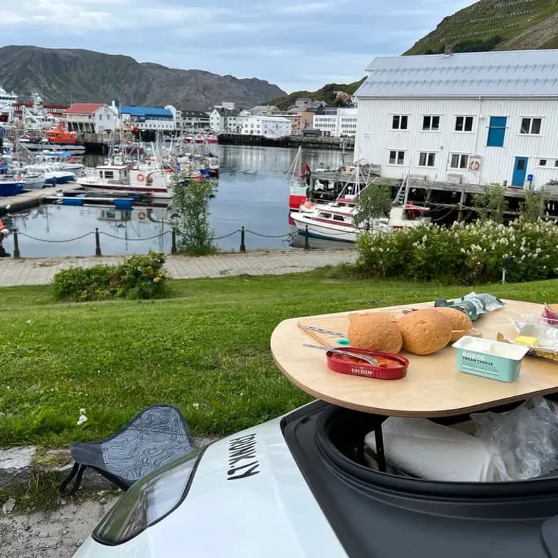 Tesla Model 3 mit Frunkly-Tisch am Supercharger