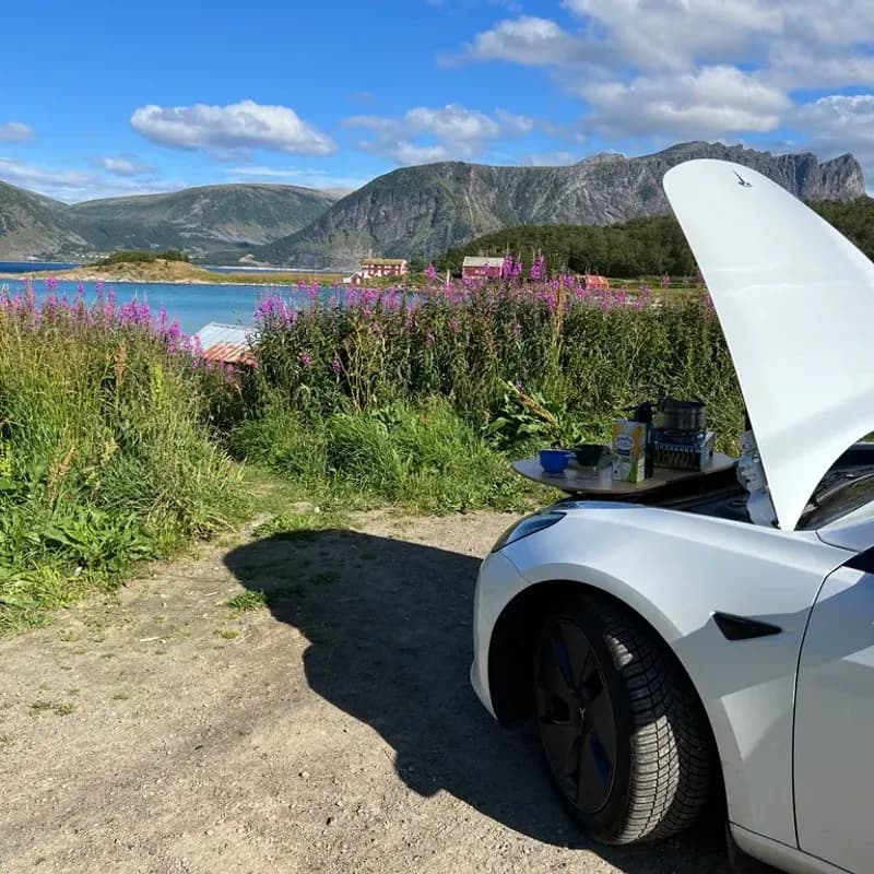 Camping-Setup mit Frunkly in norwegischer Landschaft