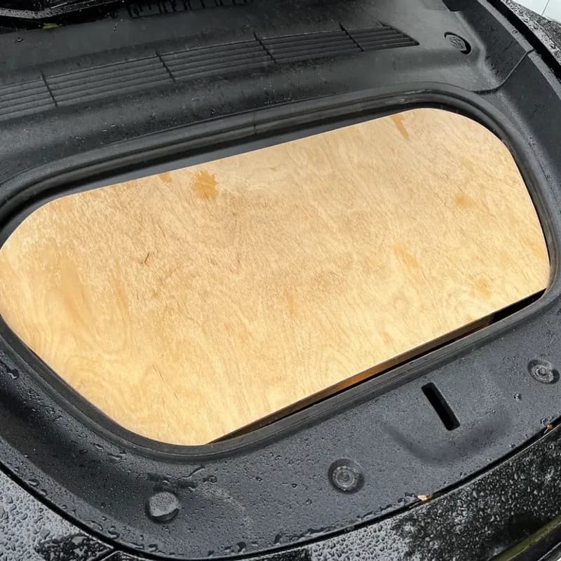 Seitenansicht der Model Y Frunkly Installation