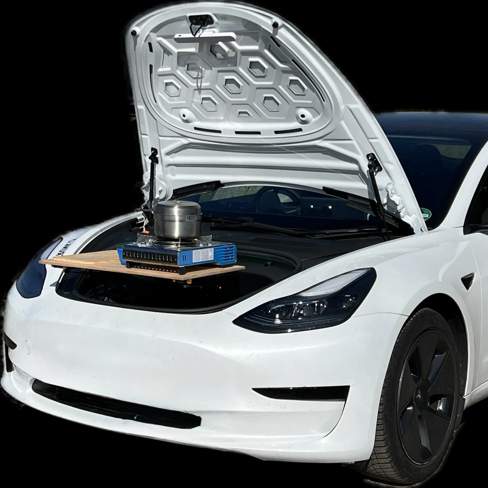 Frunkly Tisch montiert im Tesla Frunk