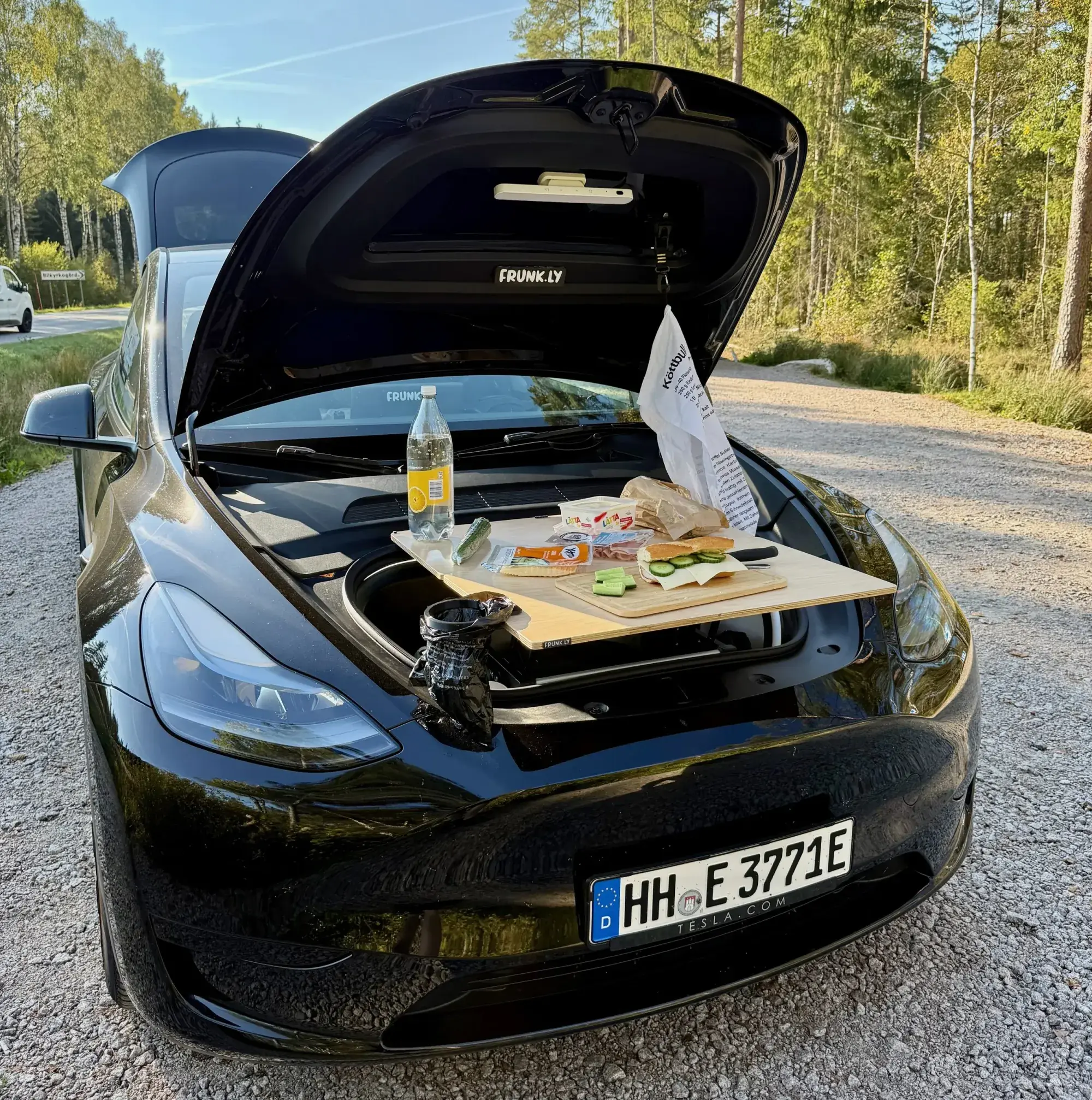 Frunkly mit Mittagessen am Straßenrand auf dem Model Y