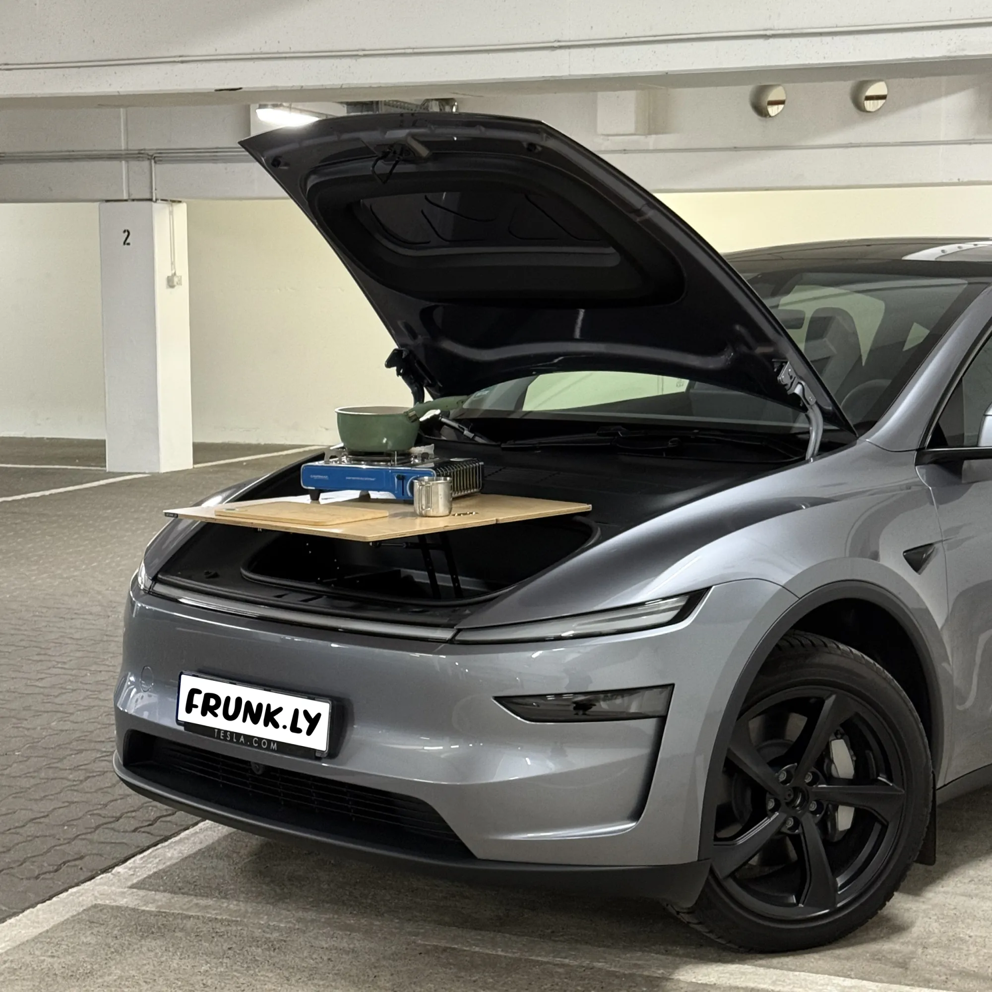 Frunkly LT aufgeklappt am Tesla Model Y Juniper