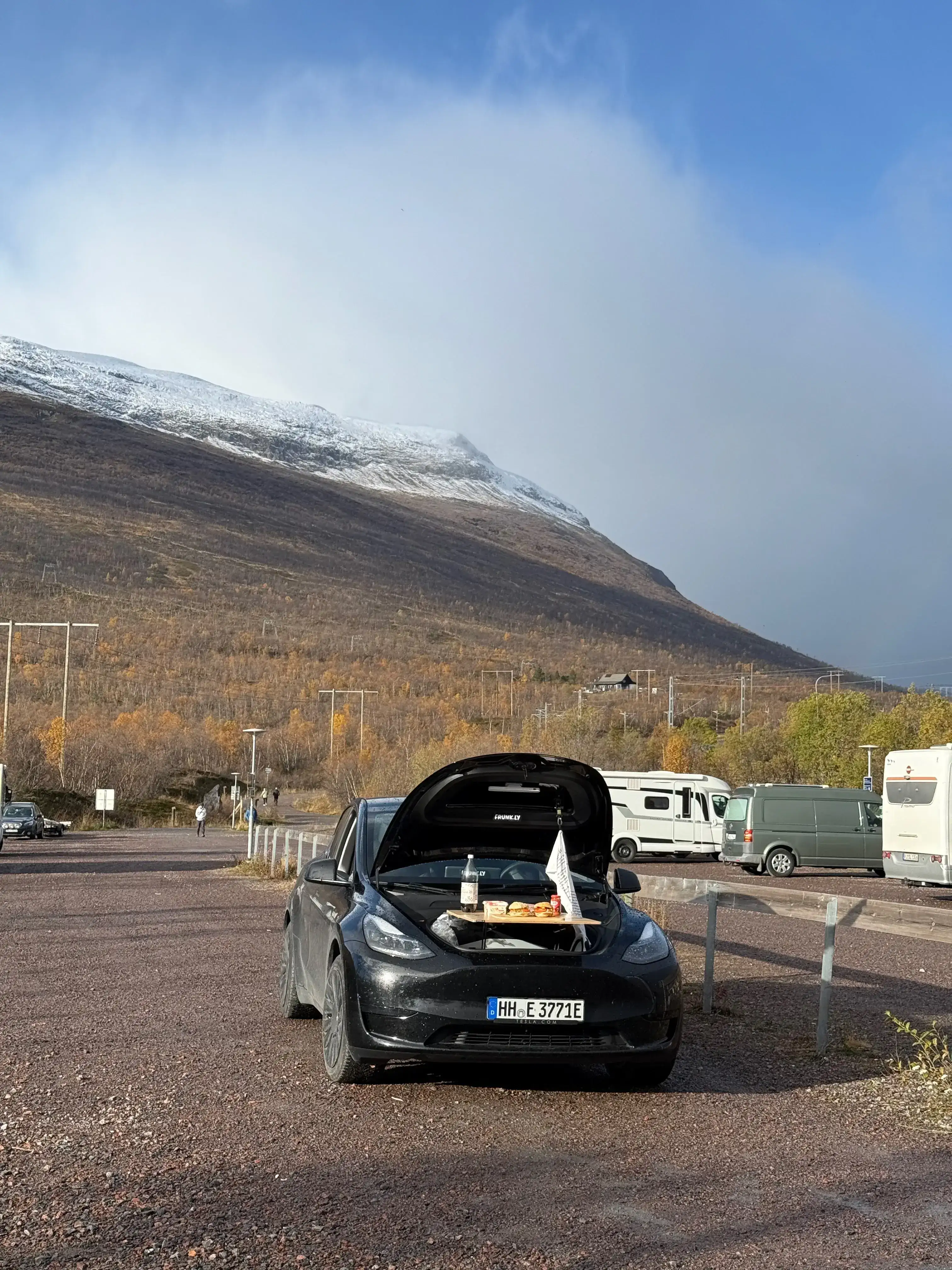 Mahlzeit mit Blick auf norwegische Berge