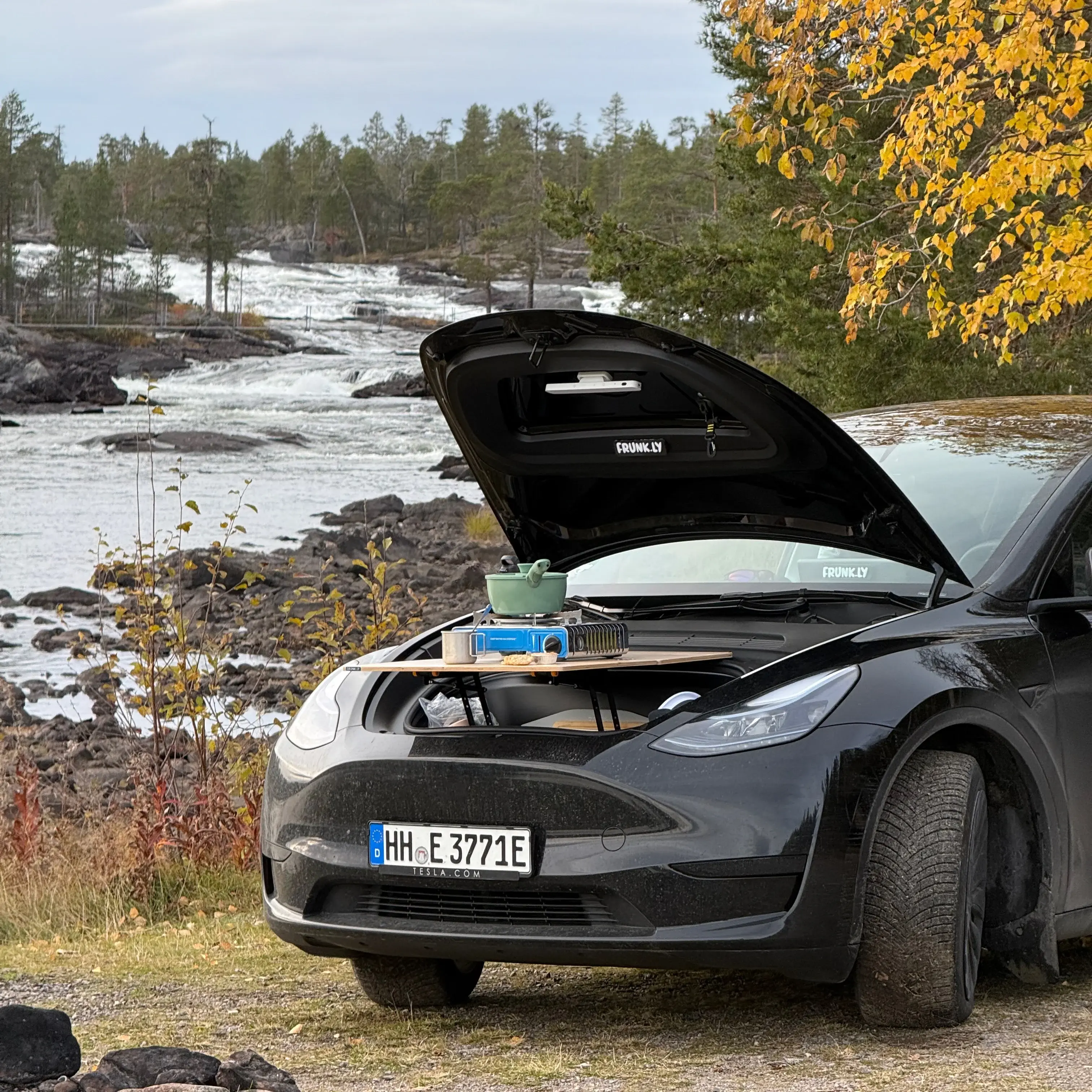 Kaffeepause an einem Wasserfall in Schweden
