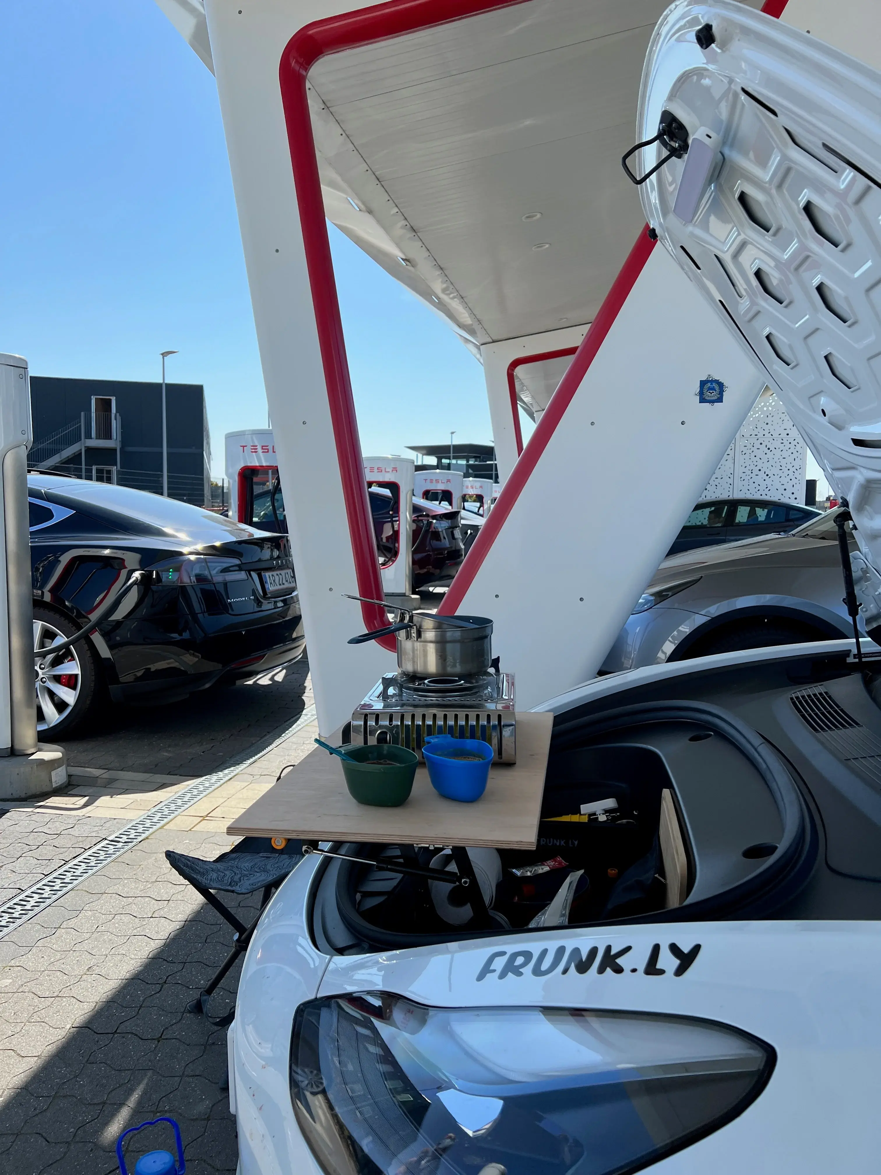 Kaffee am Supercharger in Dänemark