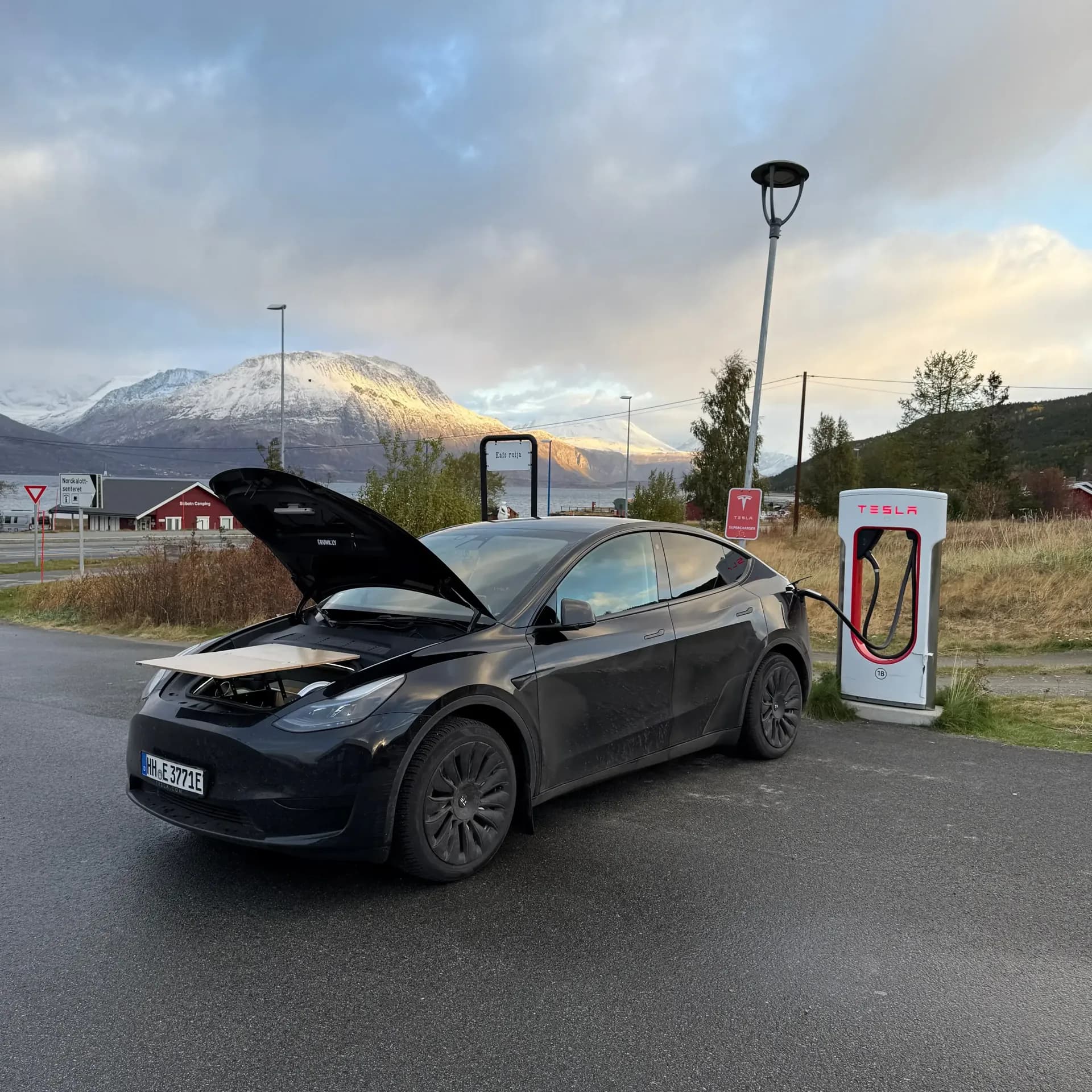 Supercharger-Stopp in Norwegen mit Bergpanorama