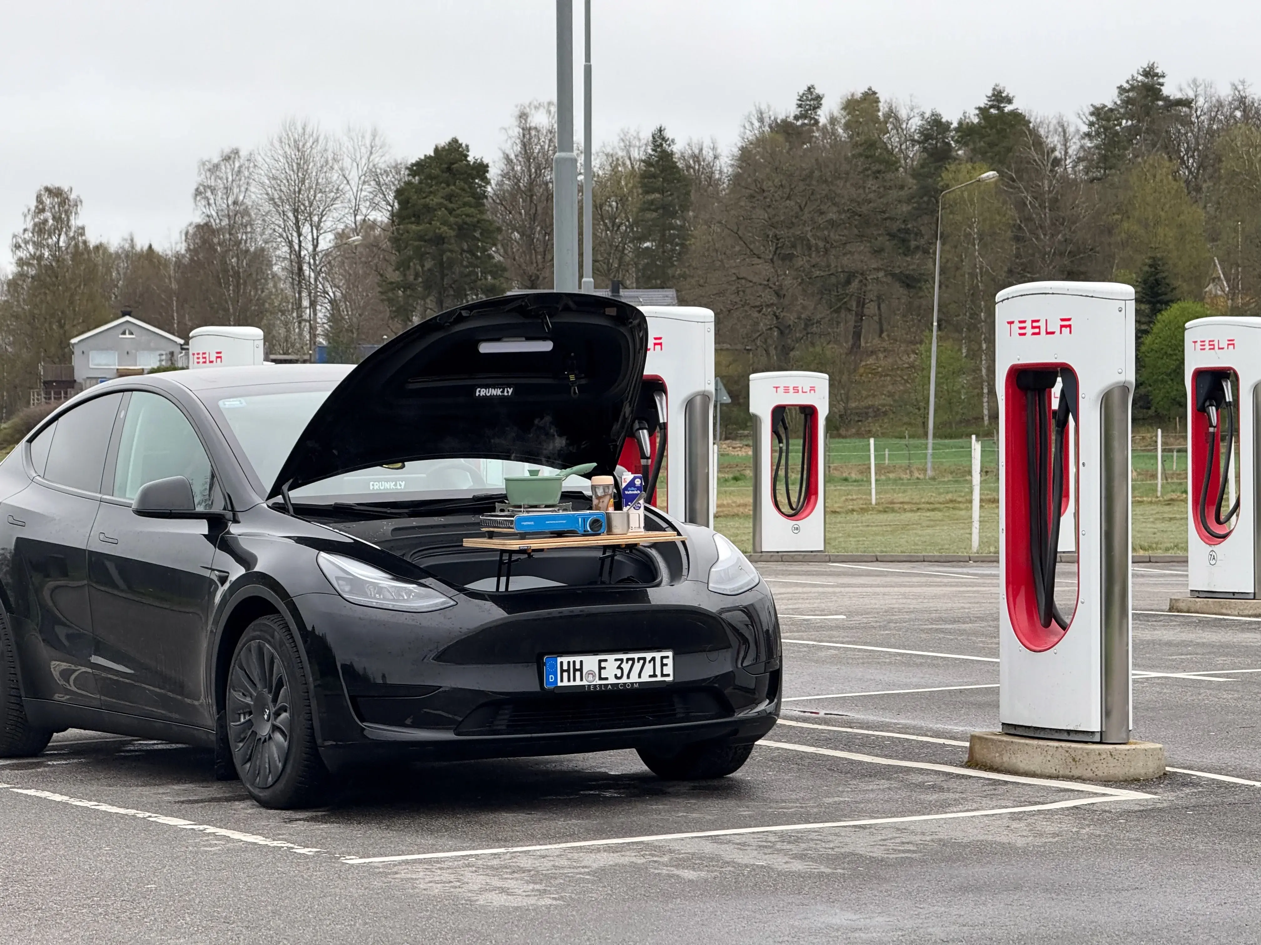 Kaffeepause am Supercharger in Schweden