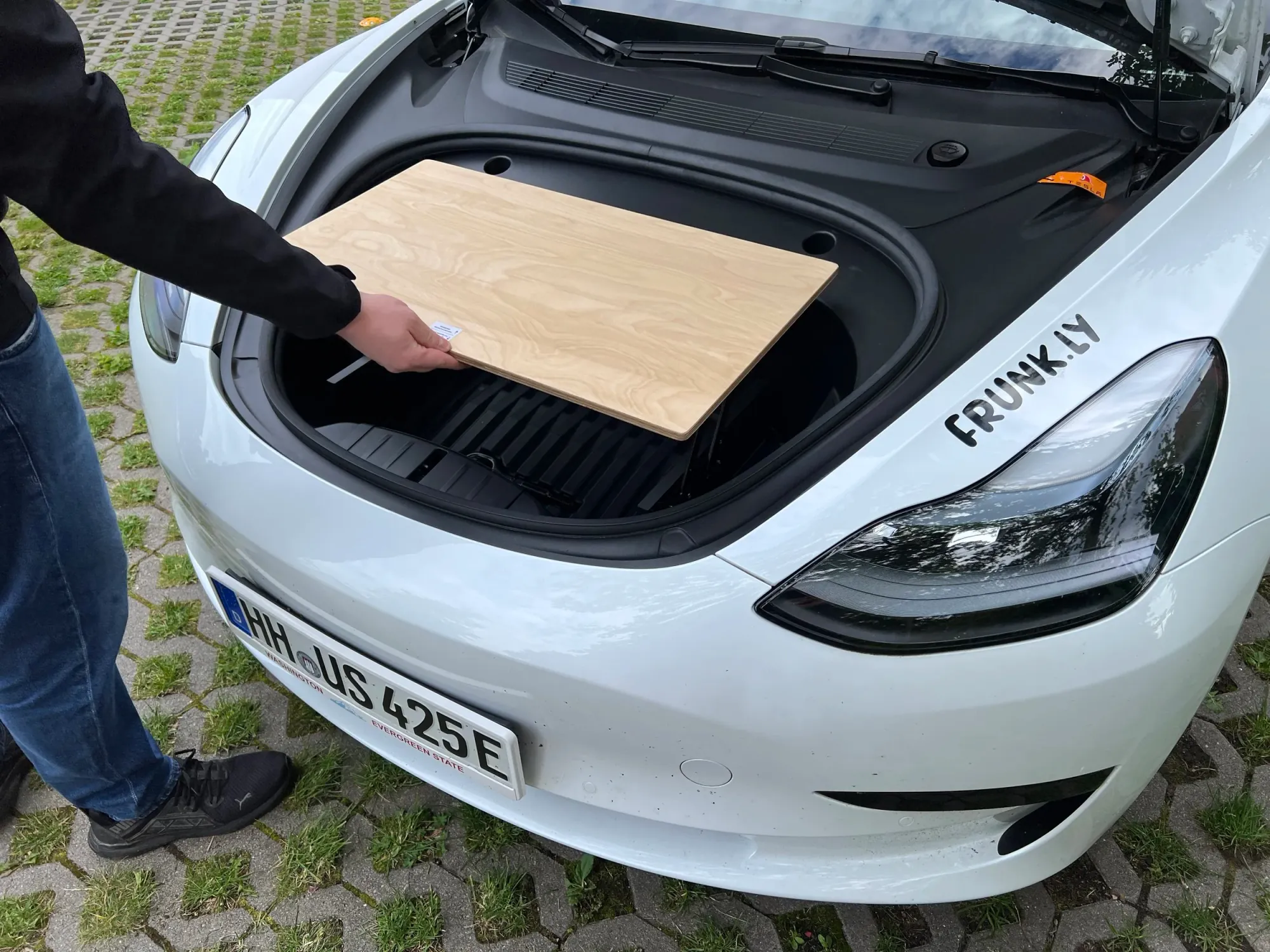 Hebe die Tischplatte an.