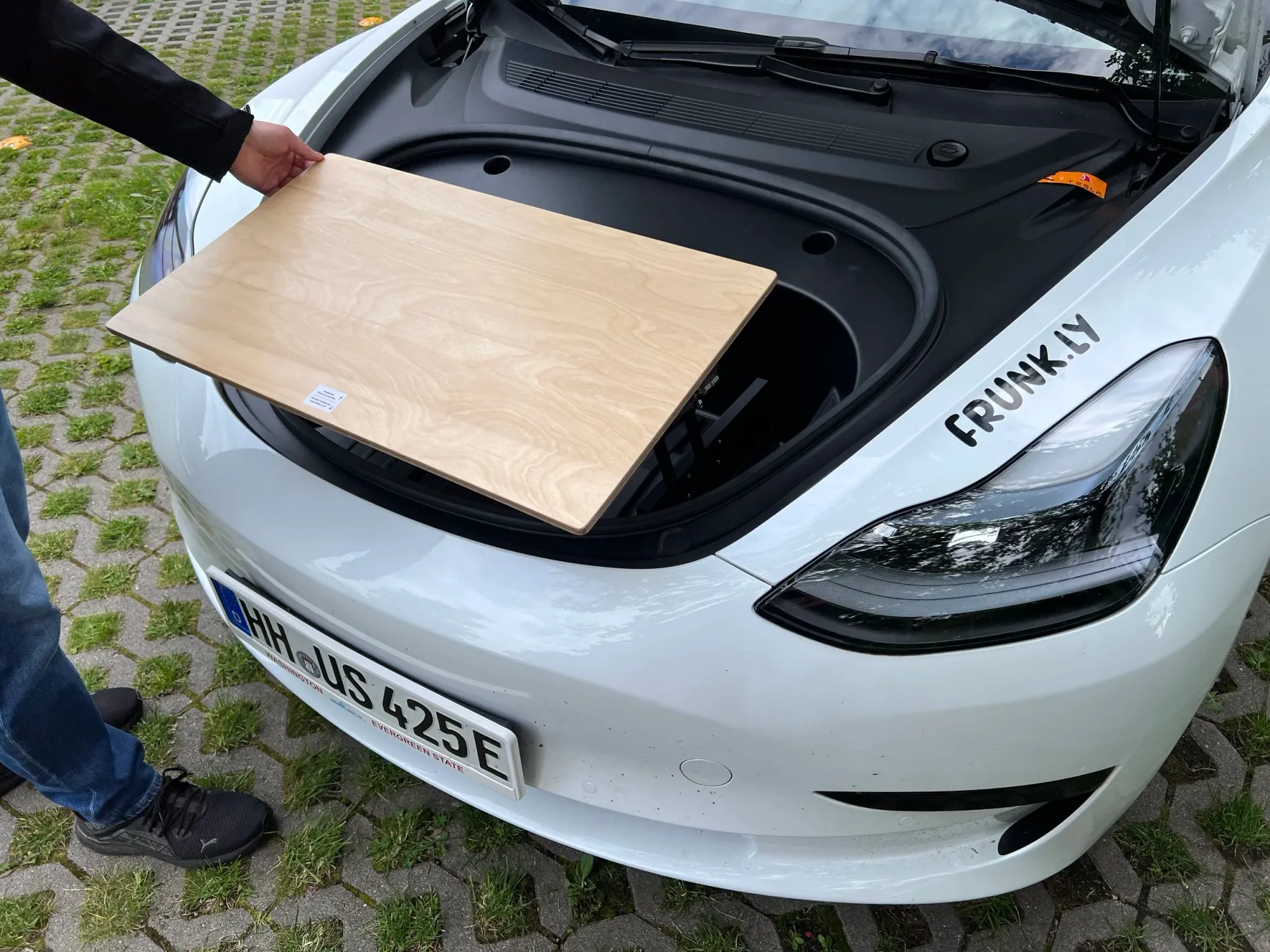 Klappe sie nach hinten.