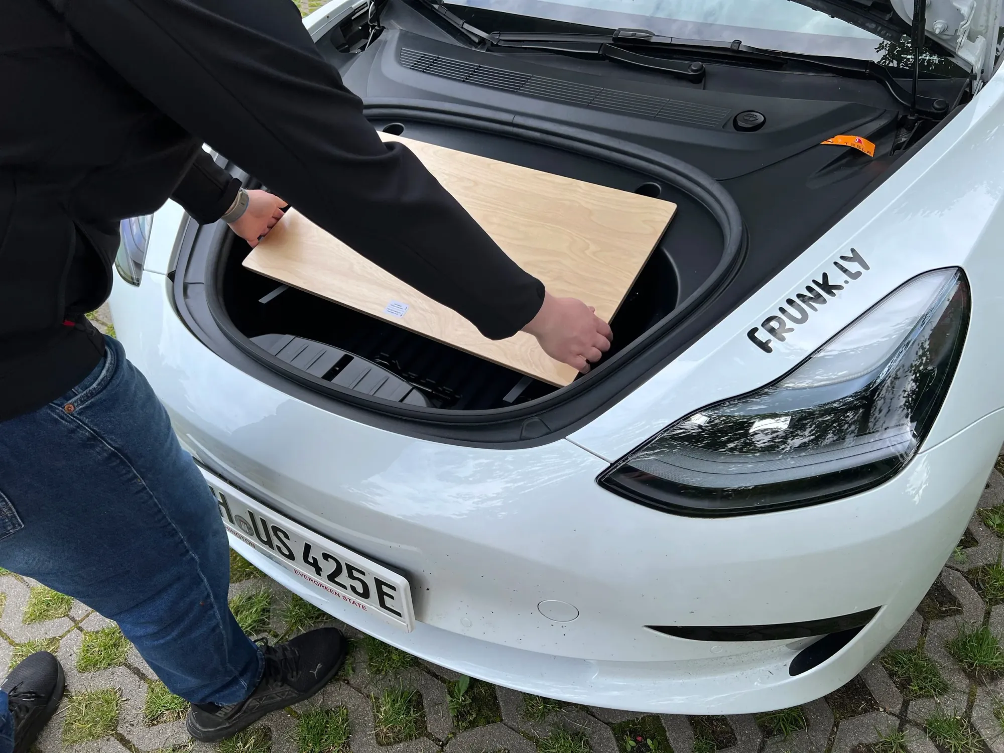 Klappe die Tischbeine nach außen.