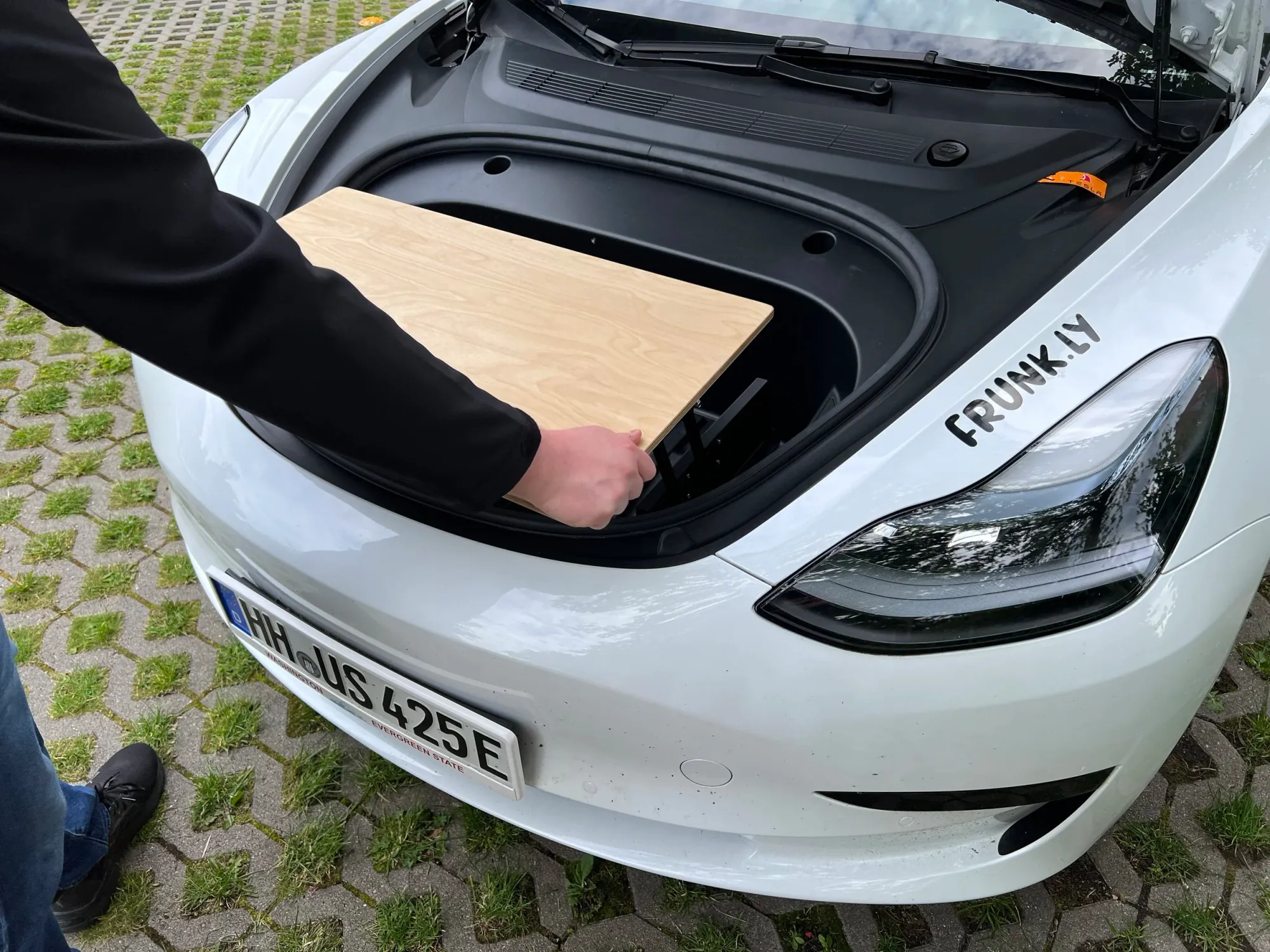 Lege die Beine flach an.